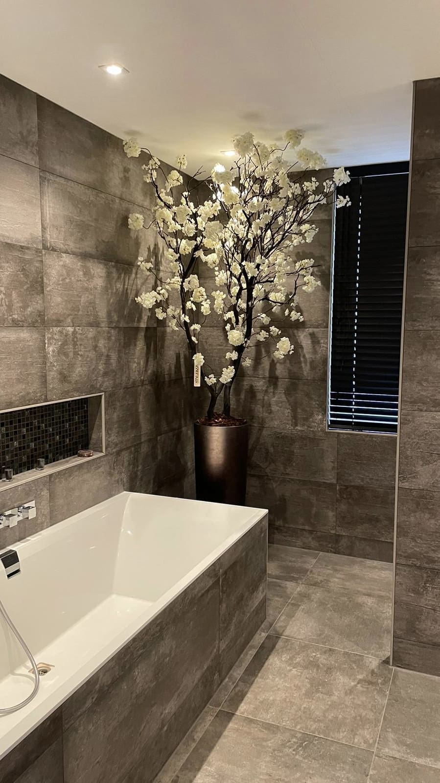 Kunst bloesemboom badkamer op manzanita - op maat gemaakt door STYLERZ24