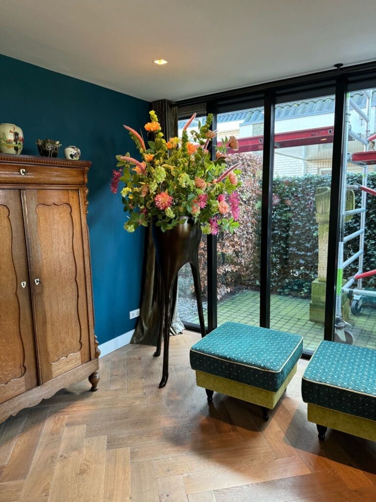 Zijden bloemen boeket op hoge standaard in woonkamer - luxe kunstboeket voor interieur