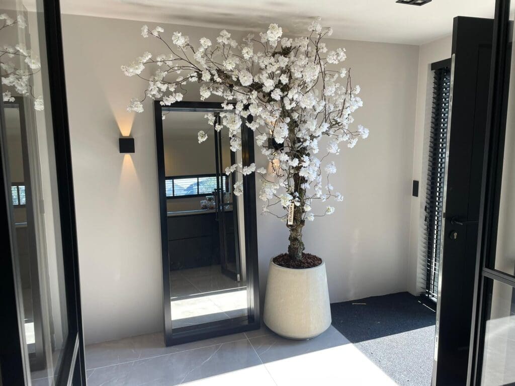 Zijden bloesemboom in luxe interieurhal – stijlvolle kunstbloemen decoratie | STYLERZ24