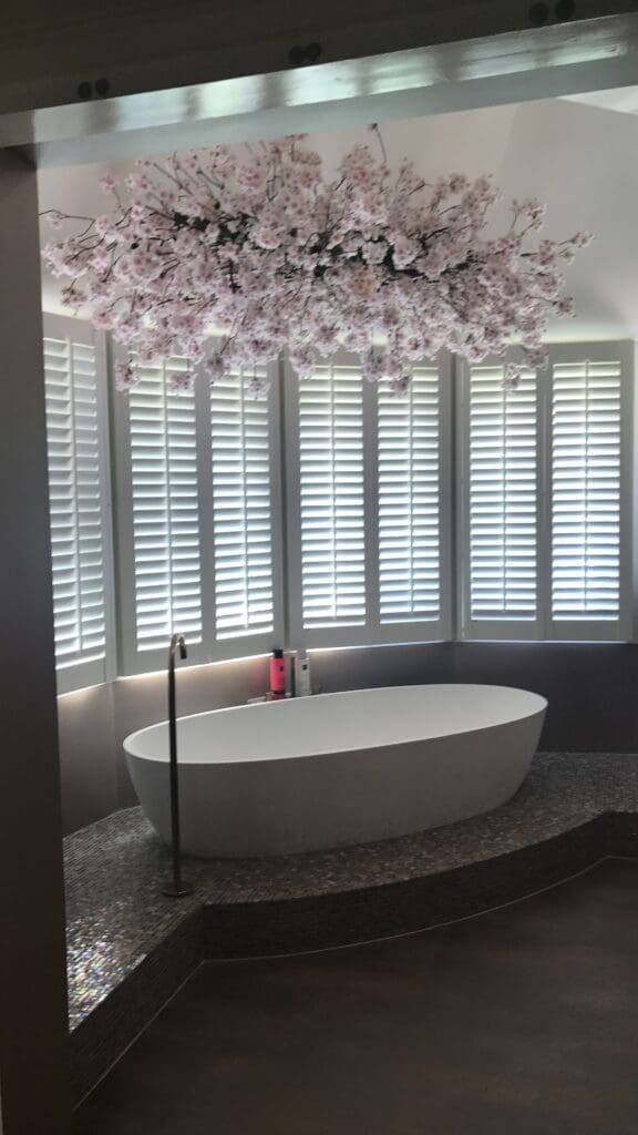 Roze kunst bloesemhemel boven bad - op maat gemaakt door STYLERZ24