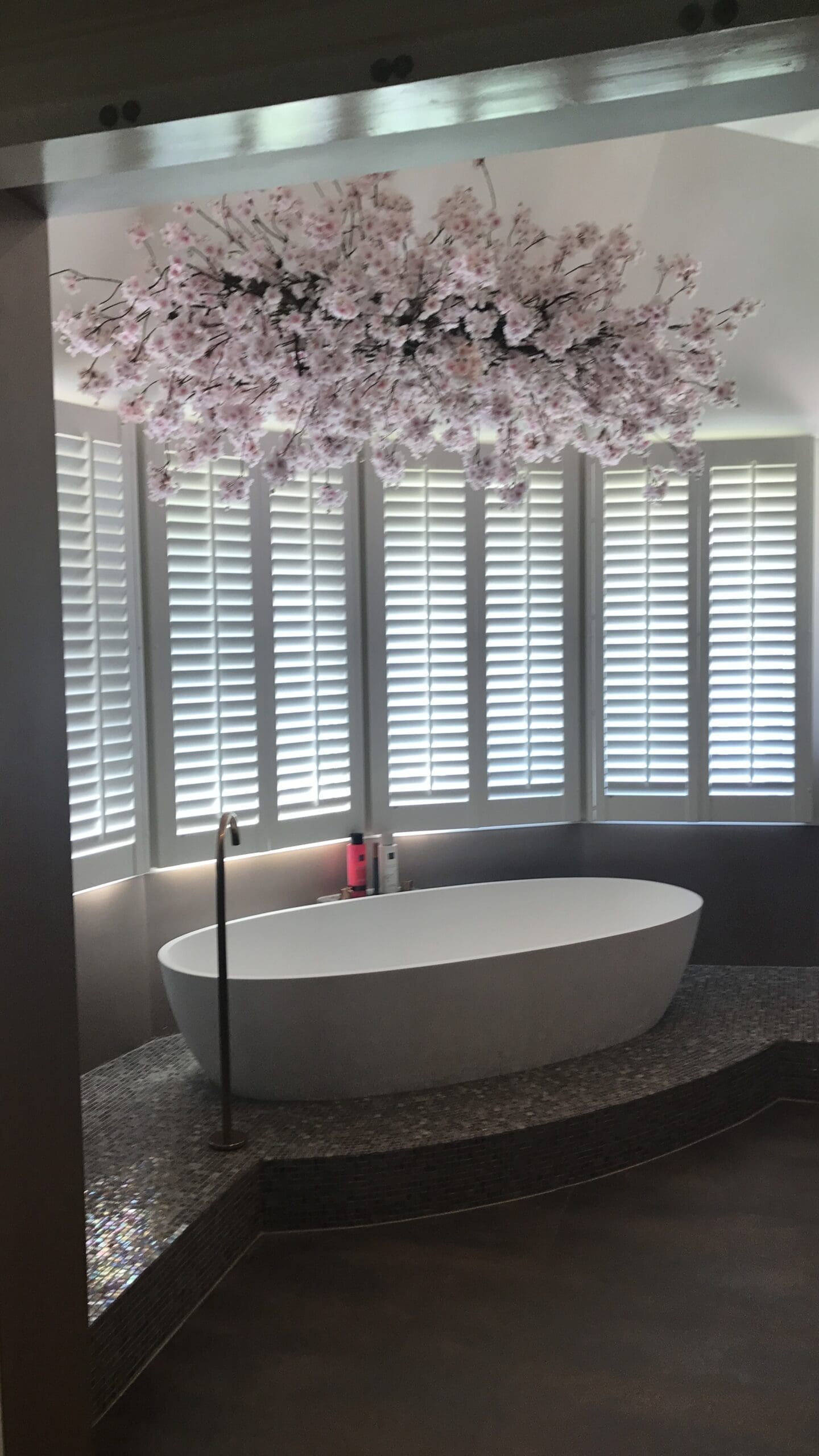 Roze kunst bloesemhemel boven bad - op maat gemaakt door STYLERZ24