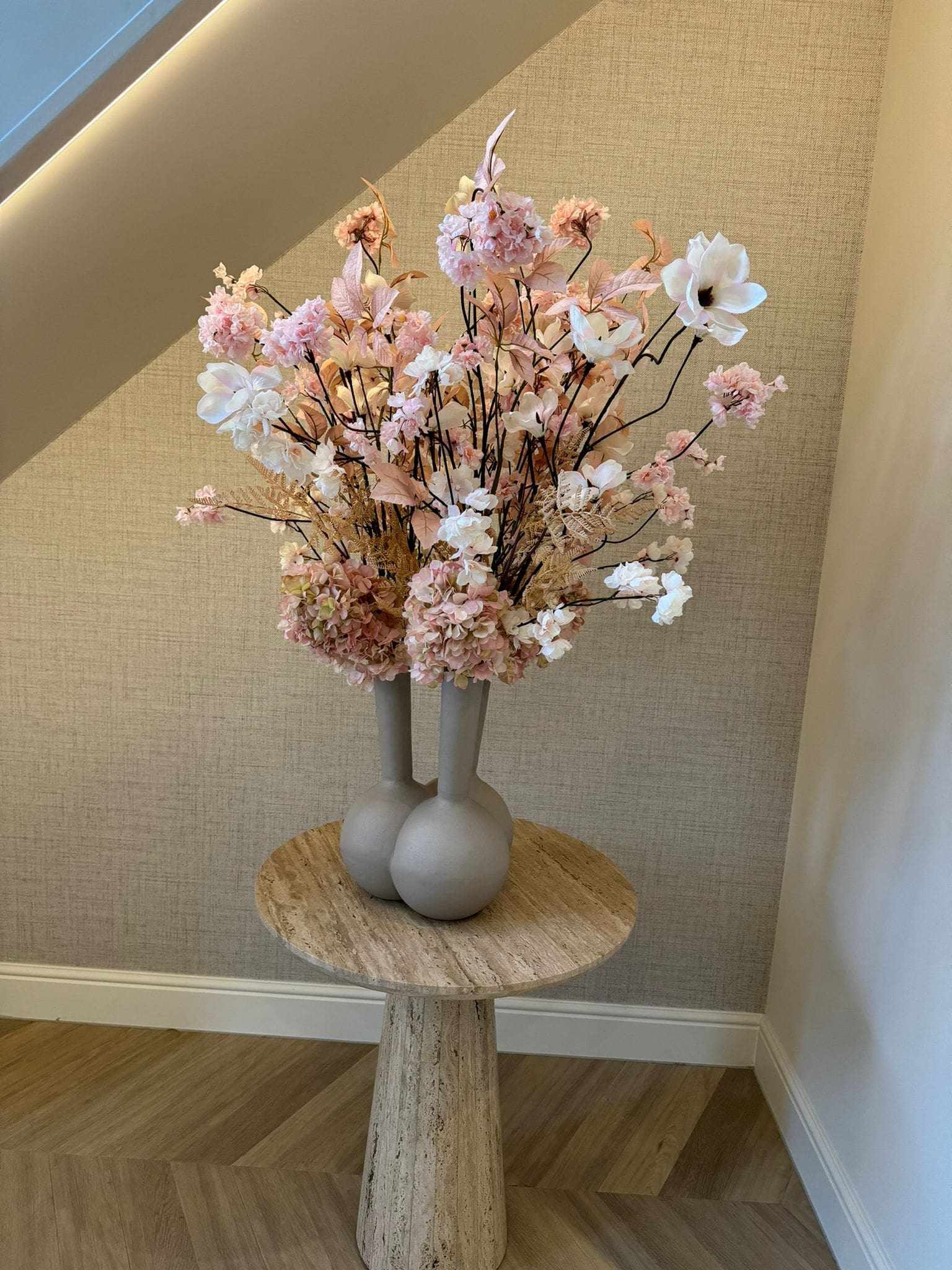 Pasteltinten zijden boeket in beige ruimte - Afbeelding 2