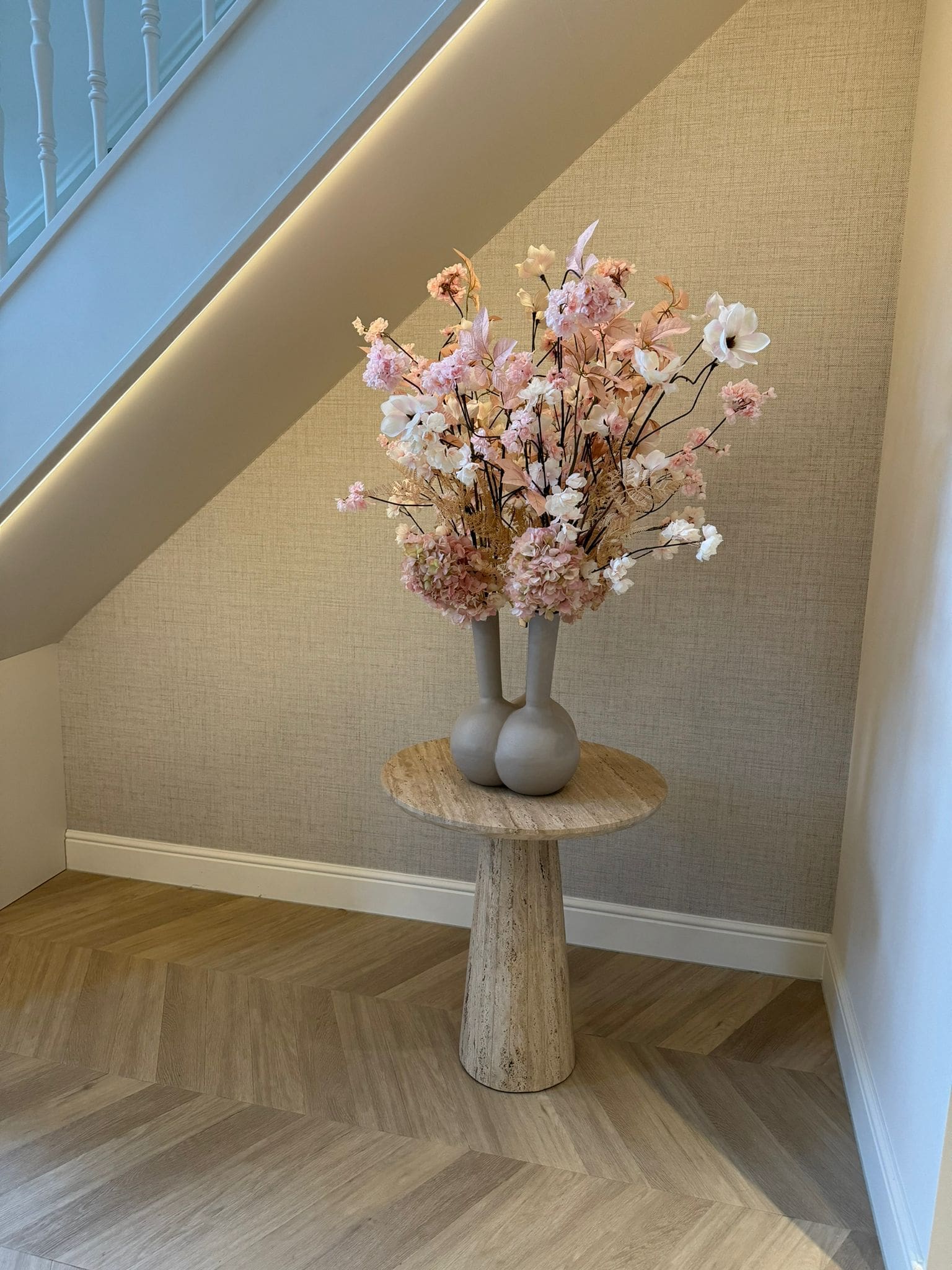 Pasteltinten zijden boeket in beige tuinvaas - op maat gemaakt door STYLERZ24