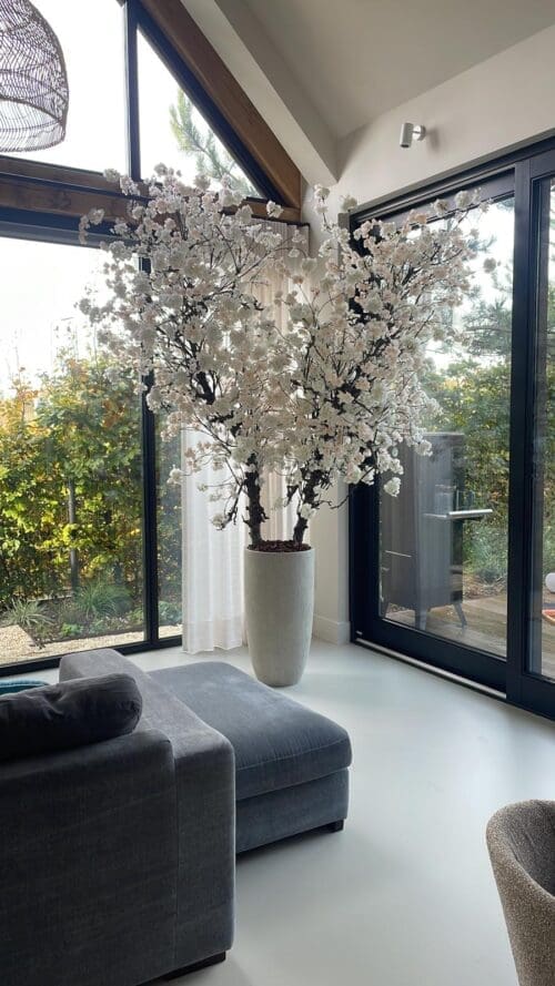 Witte kunstbloesemboom in luxe tuinkamer - handgemaakte zijden bloesemboom van STYLERZ24