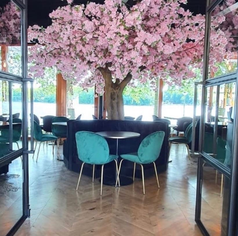 Roze kunstbloesemboom in restaurant Kaap West - kunstbloesem decoratie door STYLERZ24