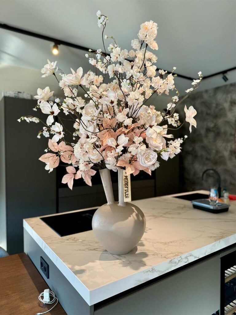 Zijden boeket in zandkleurige vaas Bombyxx - op maat gemaaakt door STYLERZ24