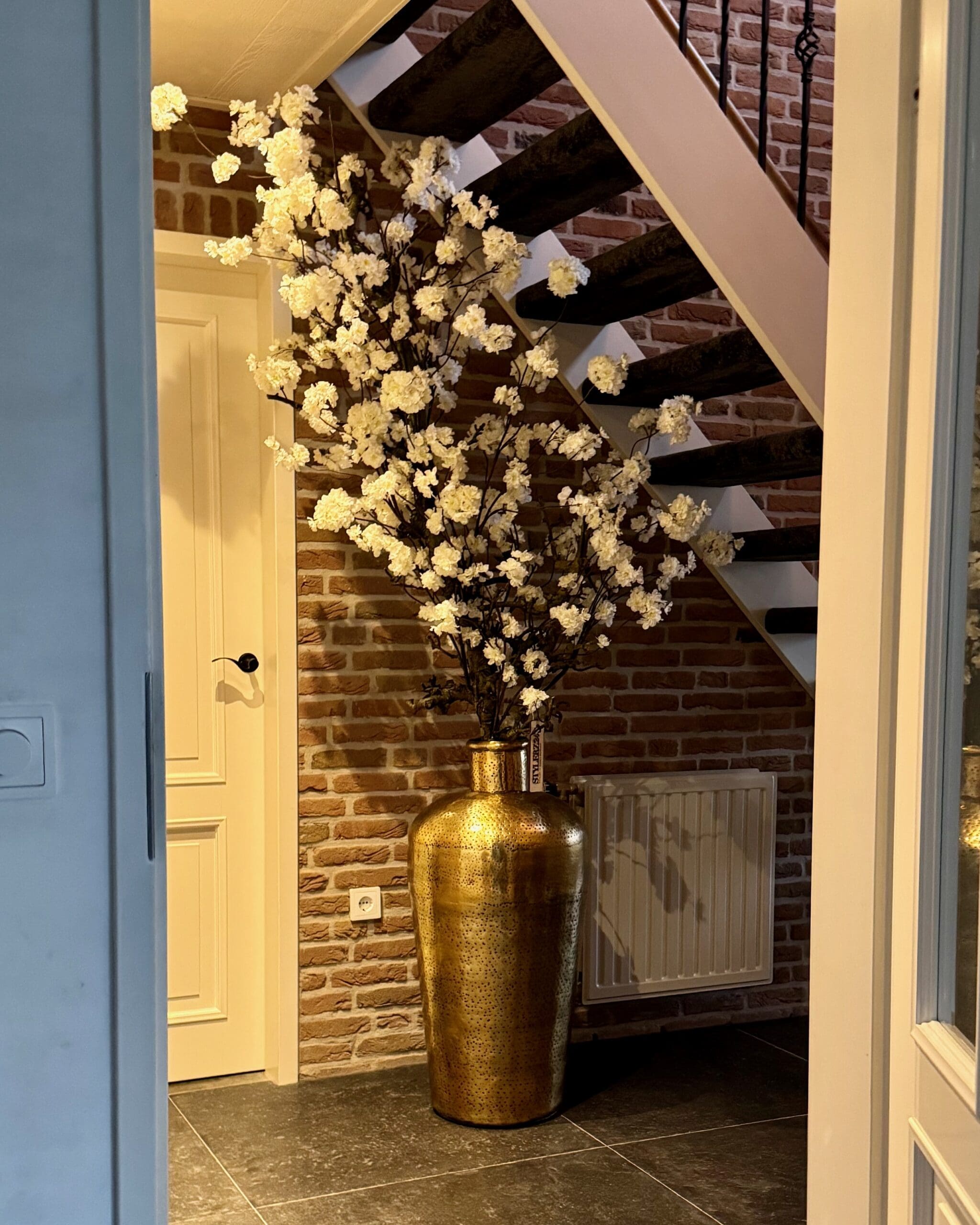 Kunstbloesemboom wit onder trap - Afbeelding 2