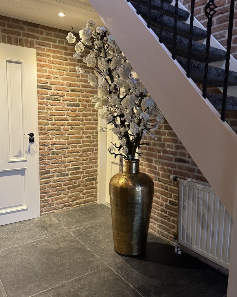 Witte kunstbloesemboom onder trap - op maat gemaakt door STYLERZ24