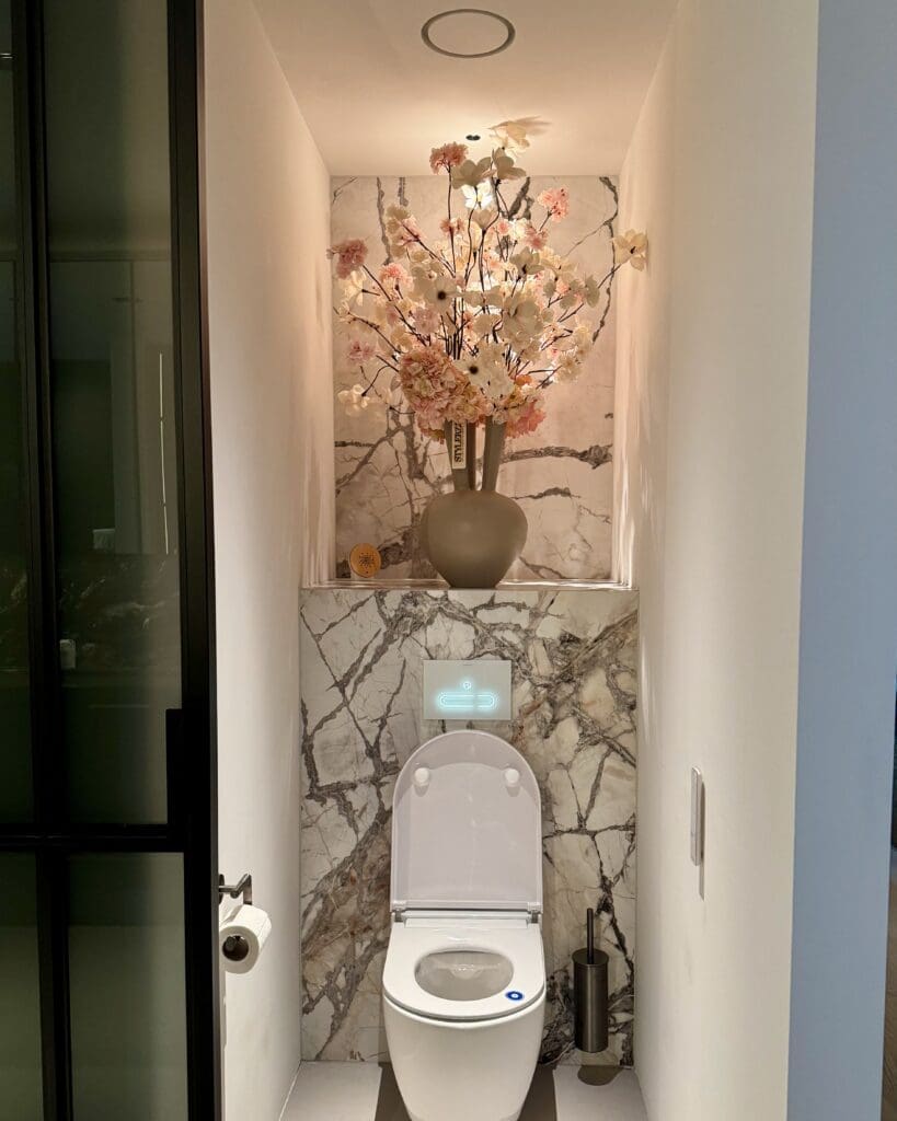 Zijden boeket in Bombyxx vaas op toilet -op maat gemaakt door STYLERZ24