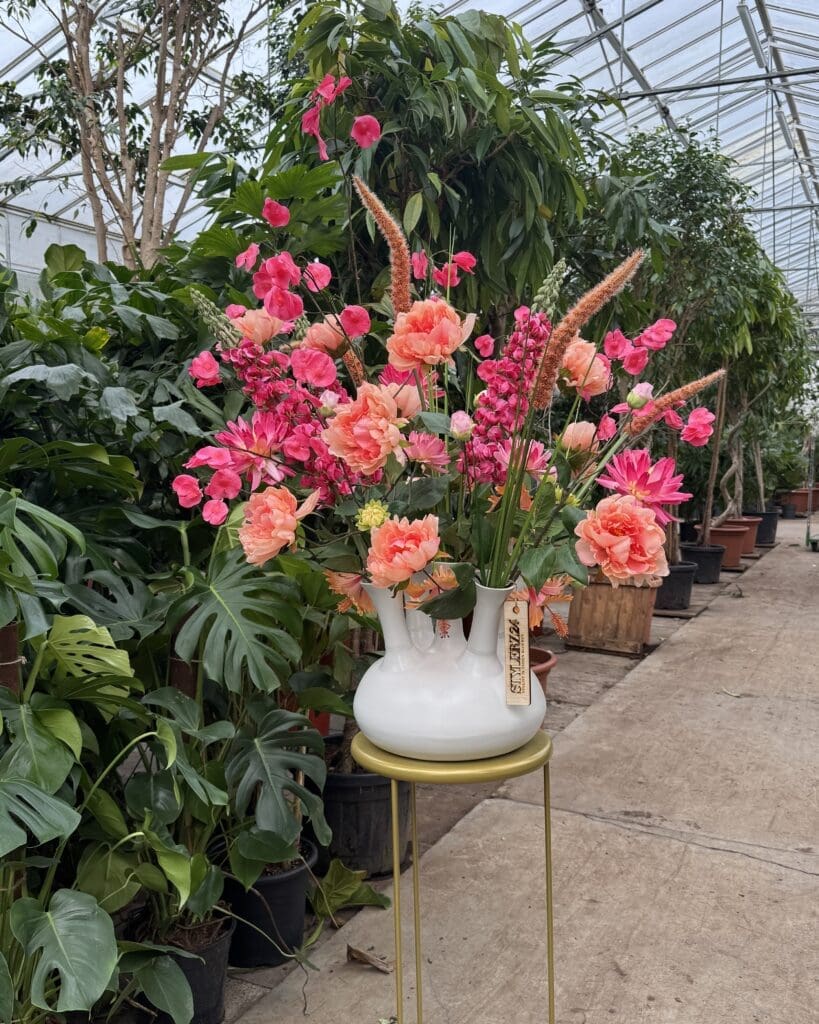 Zijden boeket in witte tuintaas - op maat genaakt door STYLERZ24