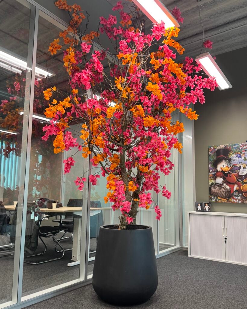 Bougainville kunstboom in oranje en roze tinten in kantoorinterieur - STYLERZ24