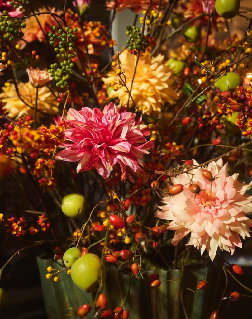 Zijden Dahlia's en bessen in warme roze en abrikoostinten uit de luxe collectie van STYLERZ24