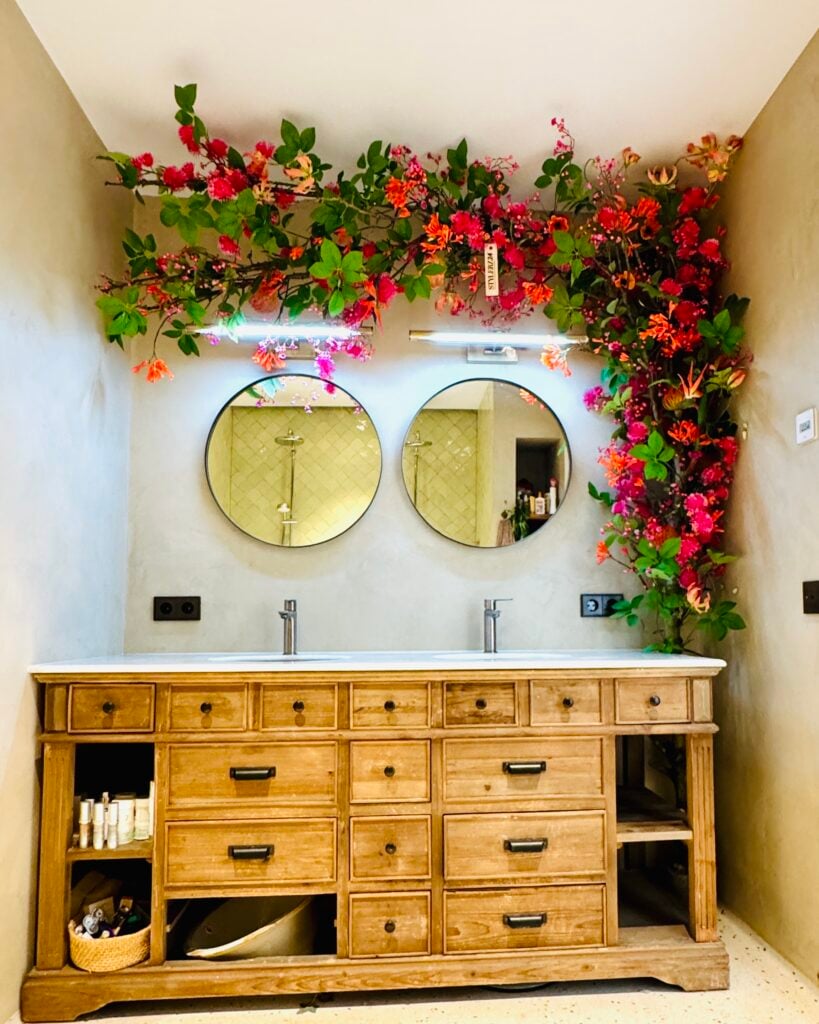 Bloemenboom met roze en oranje zijden bloemen rondom spiegelwand in moderne badkamer - op maat gemaakt door STYLERZ24