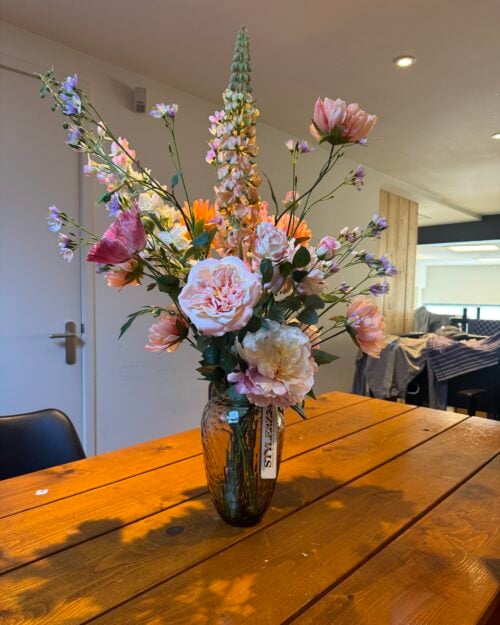 Zijden boeket Pastel Bloom in Bombyxx vaas – luxe pastelkleurig bloemstuk - STYLERZ24