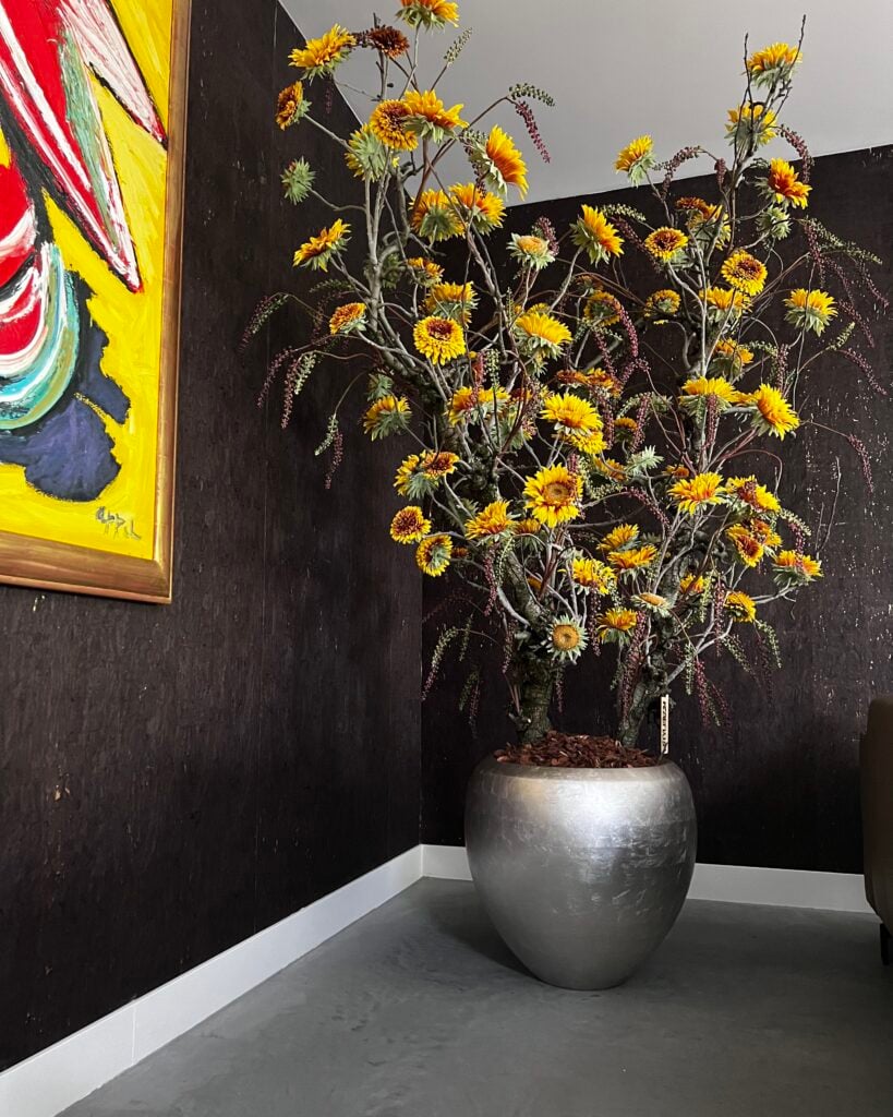 Luxe kunst zonnebloem boom met pot achter bank – handgemaakt op echte houten stam | STYLERZ24