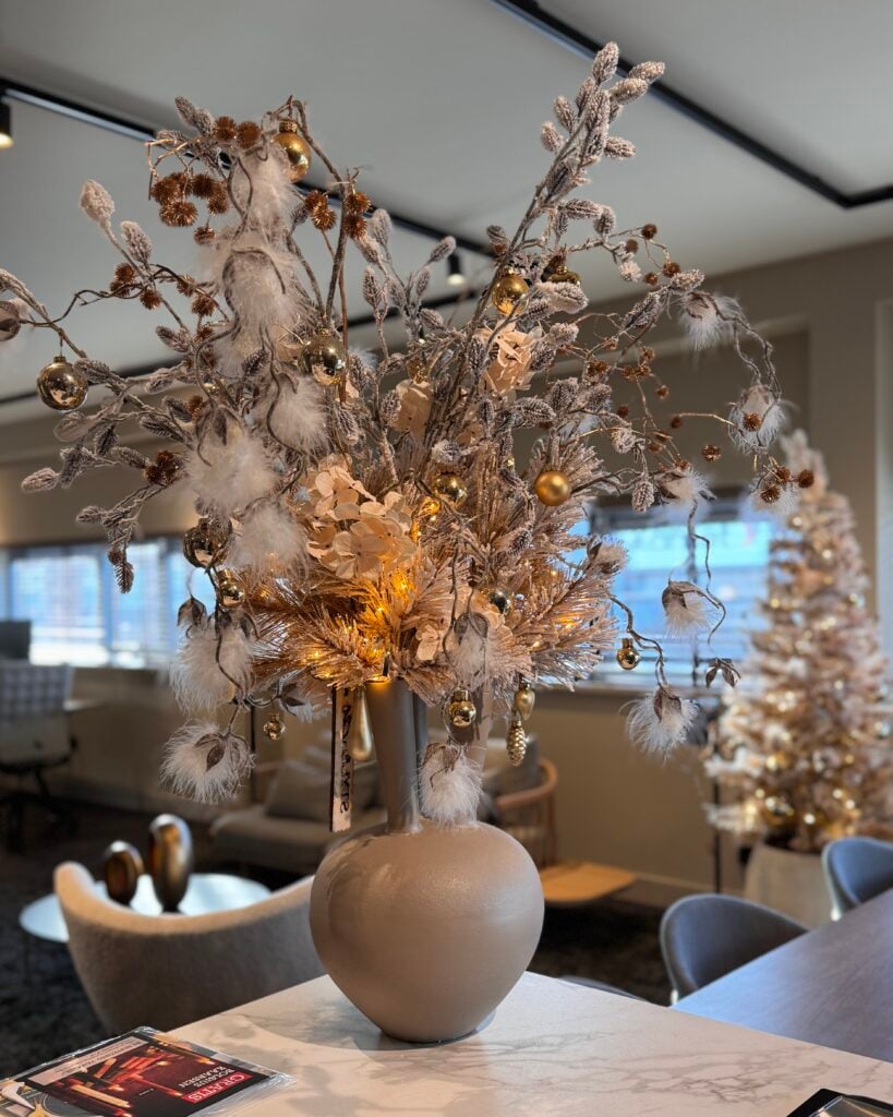 Winterboeket beige goud met verlichting in een matte zandkleurige vaas, luxe kunststuk in winterstijl – STYLERZ24