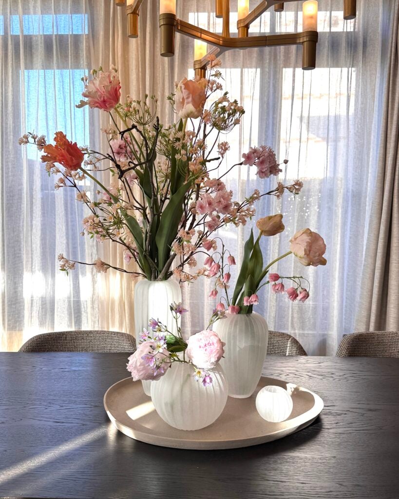 STYLER24 - Bombyxx set opgemaakt met zijden voorjaarsbloemen