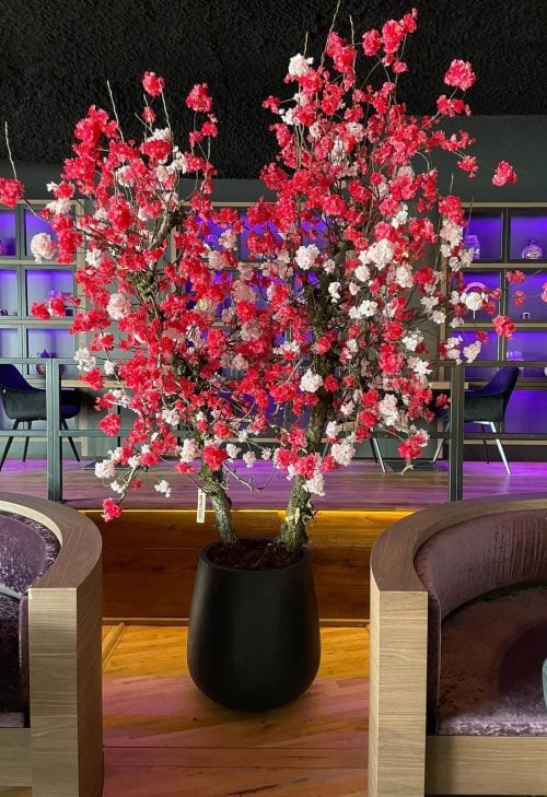 Rood roze kunstbloesemboom 2 stammen in restaurant - op maat gemaakt door STYLERZ24