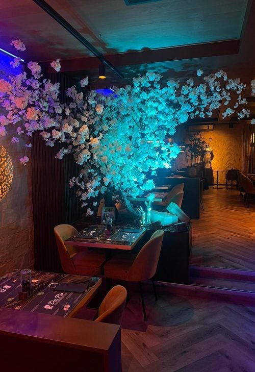 Witte kunstbloesemboom met 3 armen in Italiaans restaurant - op maat gemaakt door STYLERZ24