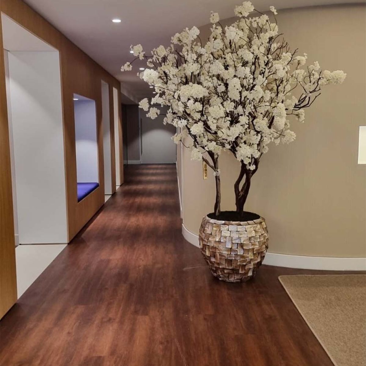 Kunst bloesemboom wit beautysalon - op maat gemaakt door STYLERZ24