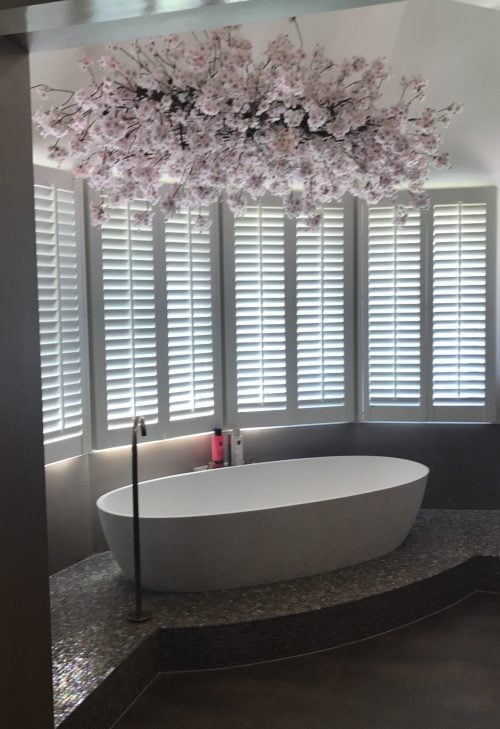 Roze kunst bloesemhemel boven bad - op maat gemaakt door STYLERZ24