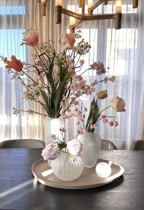 STYLER24 - Bombyxx set opgemaakt met zijden voorjaarsbloemen