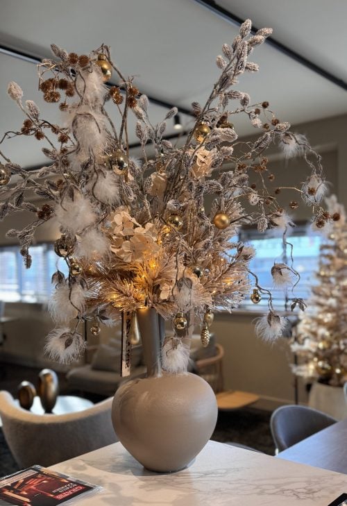 Winterboeket beige goud met verlichting in een matte zandkleurige vaas, luxe kunststuk in winterstijl – STYLERZ24