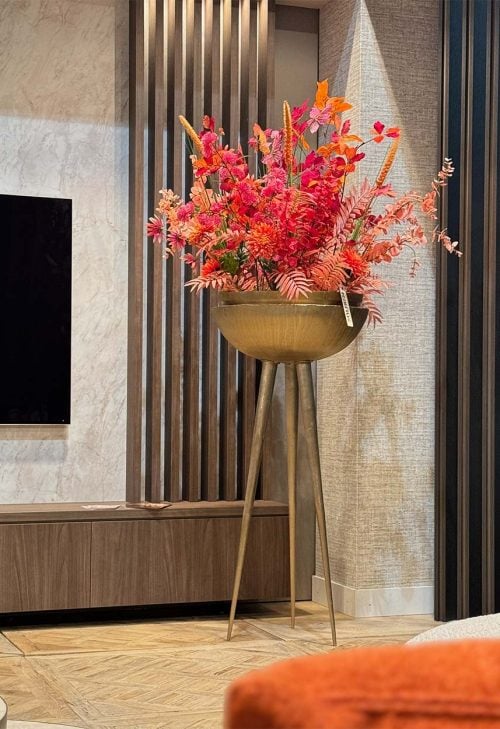 Zijden bloemstuk in gouden 3 poot - op maat gemaakt door Stylerz24