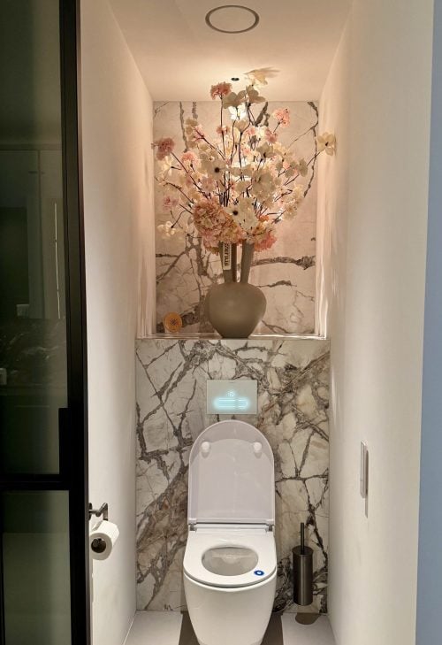 Zijden boeket in Bombyxx vaas op toilet -op maat gemaakt door STYLERZ24
